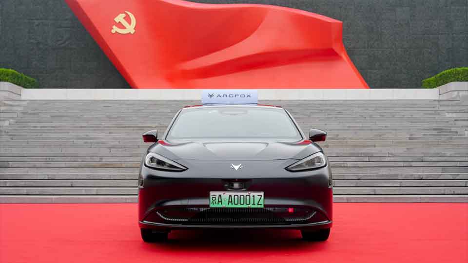 凯发k8国际集团向中国共产党历史展览馆捐赠凯发k8国际极狐L3级自动驾驶车辆