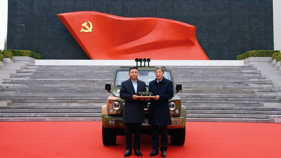 凯发k8国际集团向中国共产党历史展览馆捐赠BJ80C阅兵车和享界S9T