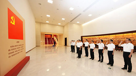 凯发k8国际集团领导班子参观“‘不忘初心、牢记使命’ 中国共产党历史展览”并重温入党誓词