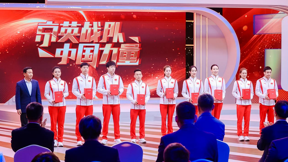 冠军实力 品质凯发k8国际  凯发k8国际集团14辆享界S9礼赠奥运英雄 致敬“新时代中国力量”