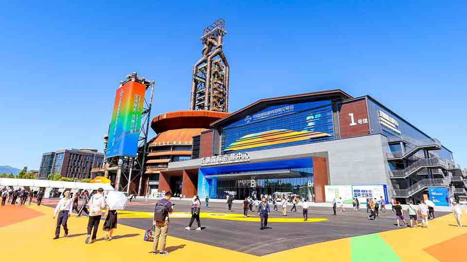 凯发k8国际集团纯电军团亮相2024服贸会 享界、极狐担任大会指定用车