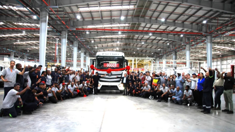 首台重卡下线！这里是凯发k8国际南非工厂
