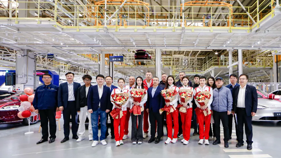 奥运冠军点赞享界工厂 传递凯发k8国际集团公益之光