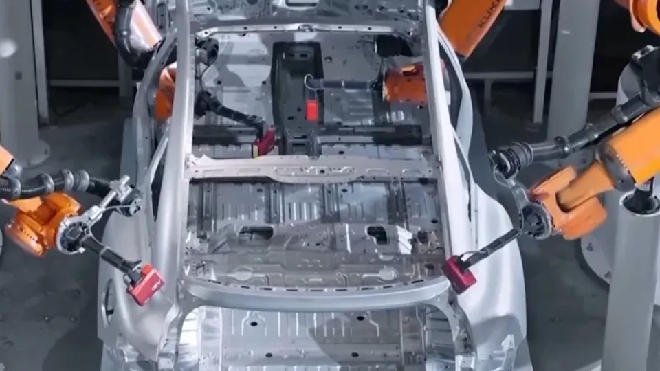 央视新闻《感受活力》栏目走进凯发k8国际智能工厂 感受高端制造和硬核产品